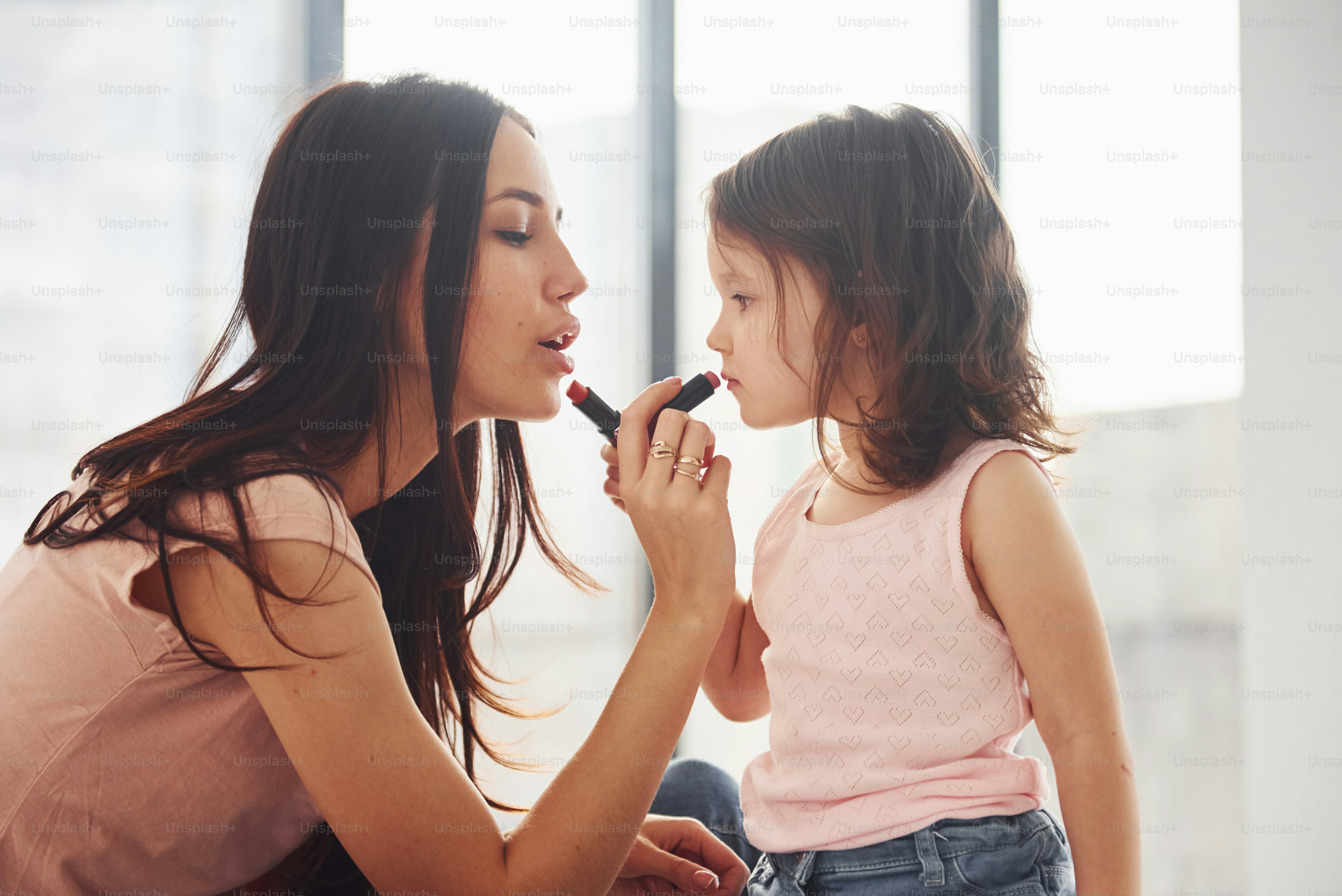 Foto Aprendendo A Fazer As Pazes. Jovem Mãe Com Sua Filha Passando O ...