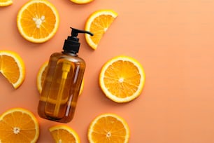 Flaconi di shampoo in vetro ambrato con vista dall'alto arancione a fette. Cosmetici naturali alla frutta SPA.