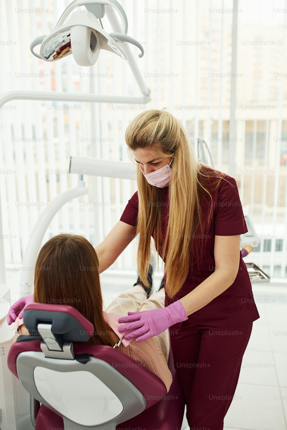 Bambina che visita il dentista in clinica. Concezione della stomatologia.