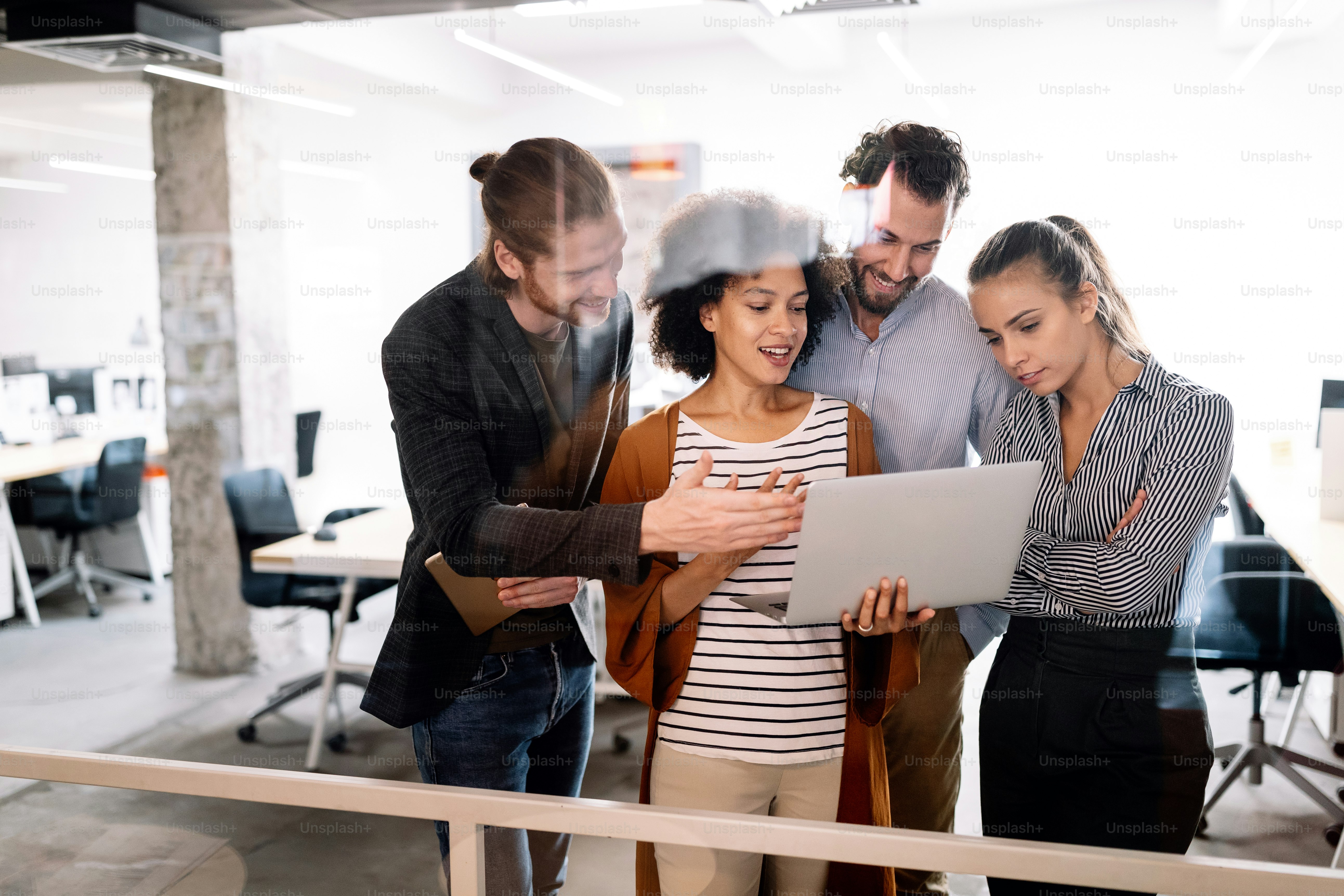 Trabalhando juntos no projeto. Jovens colegas de negócios que trabalham no escritório