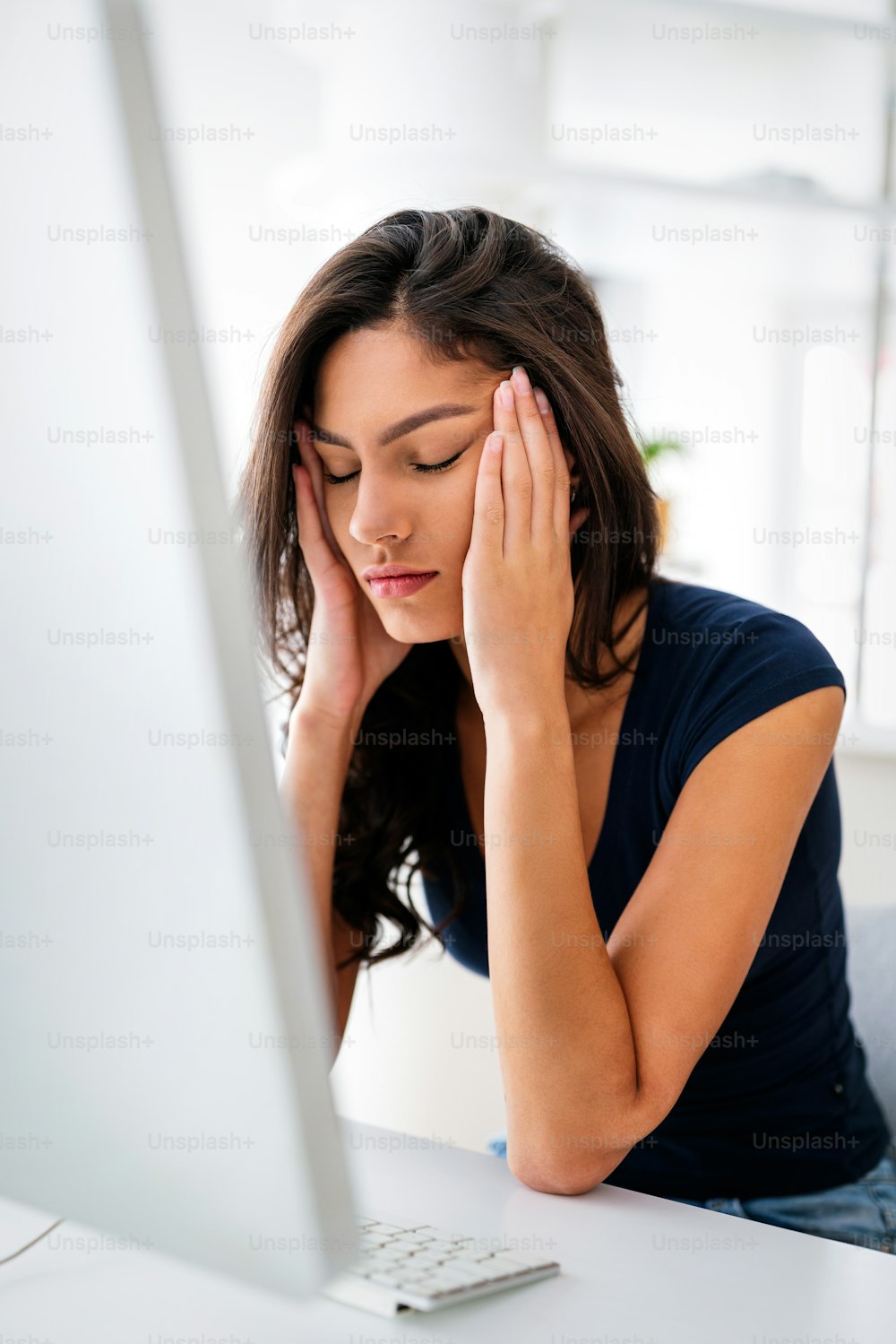 Retrato de una joven mujer de negocios cansada con una computadora portátil. Concepto de trabajo de personas de tecnología