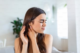 Müde Frau, die steifen Nackenschmerzen massiert, verspannte Muskeln, die von Computerarbeit in falscher Haltung ermüdet sind, während sie sich verletzt fühlt Gelenk Schulter Rückenschmerzen. Fibromyalgie-Konzept