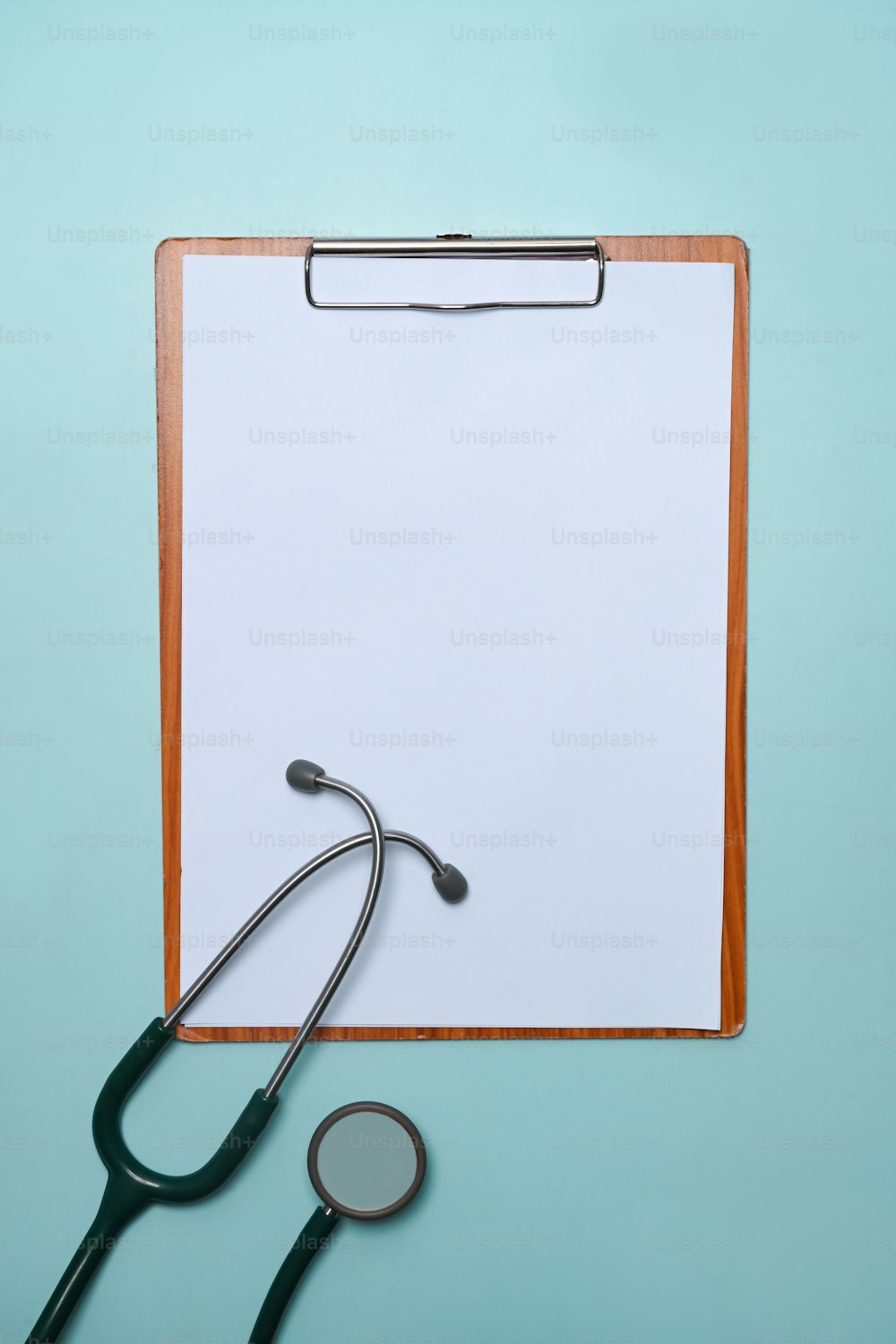 Stethoscope and clipboard on blue background.