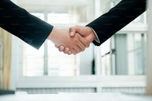 ビジネスマン同士の握手。成功したビジネスマンは、良い取引の後に握手します。業務提携会議のコンセプト。