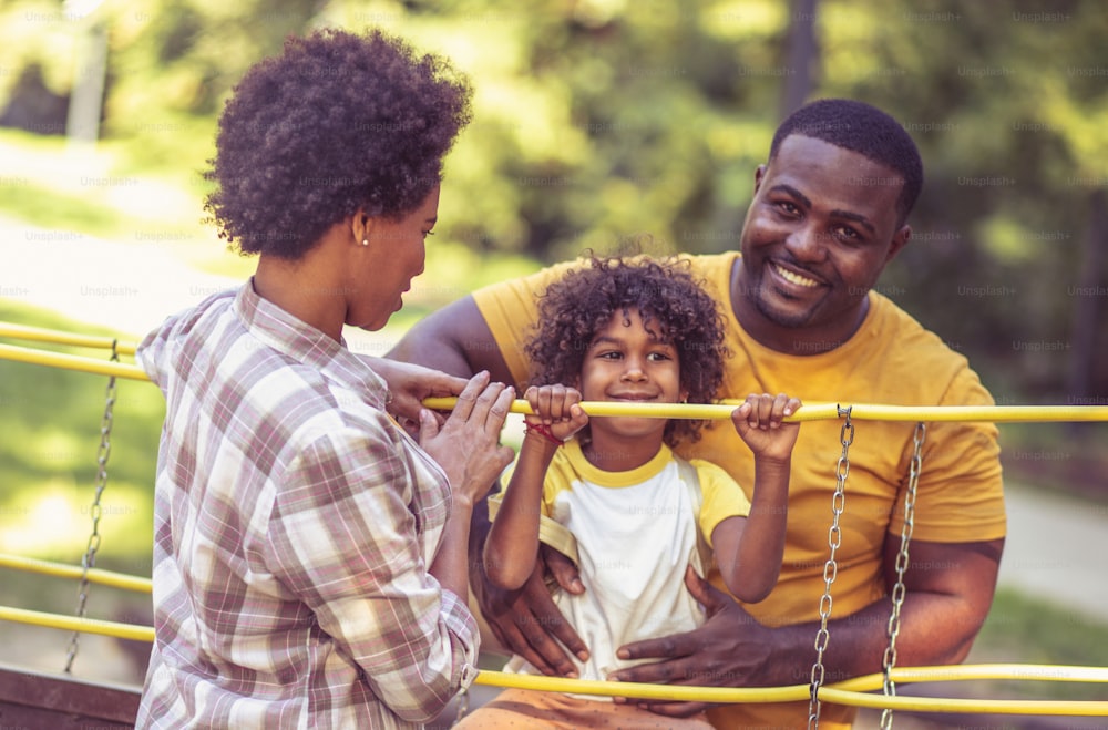 야외에서 즐거운 시간을 보내는 아프리카계 미국인 가족.