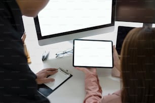 Empresarios que trabajan discutiendo datos comerciales en línea en una tableta digital.