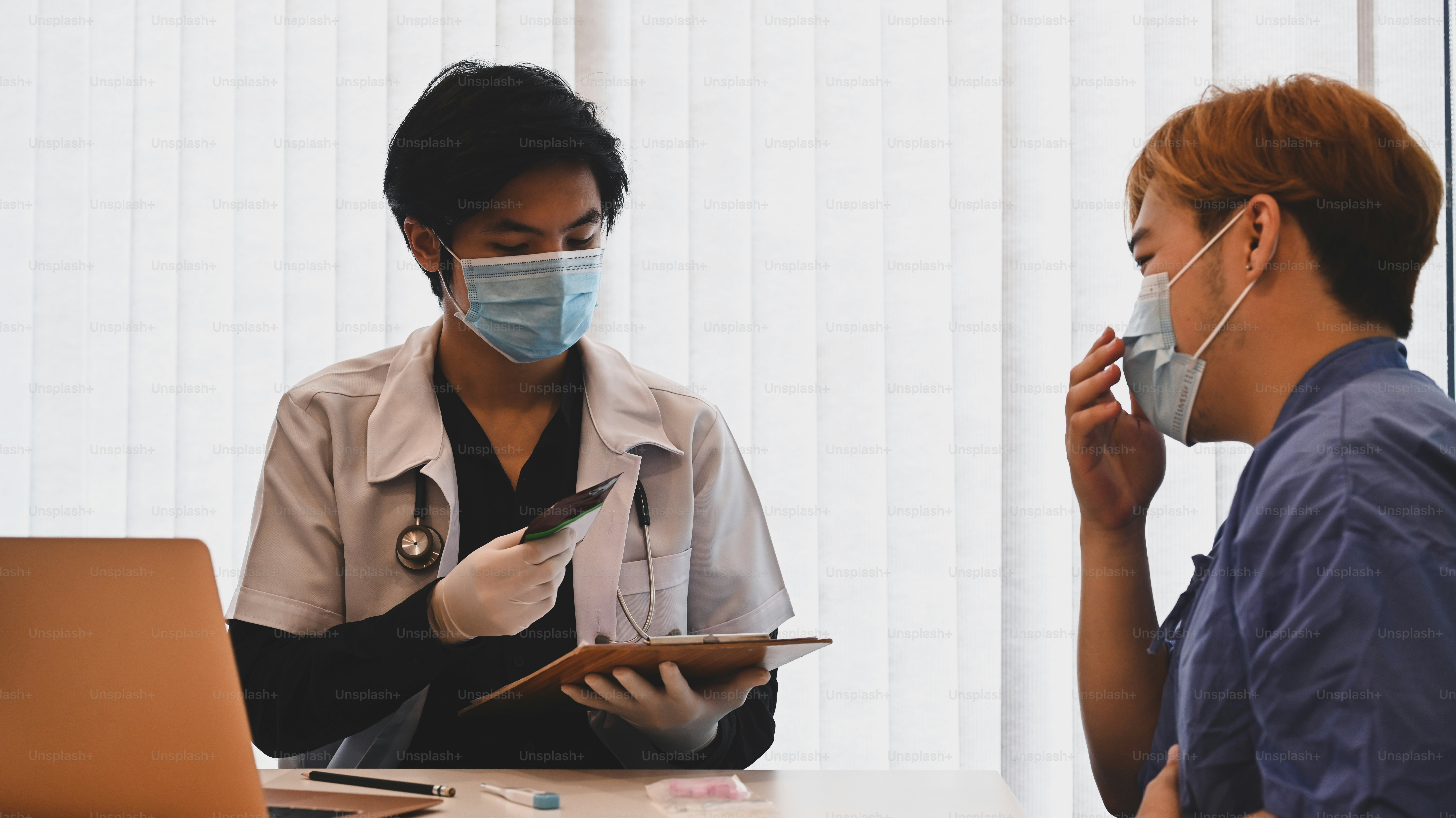 Arzt, der einem männlichen Patienten Ratschläge gibt.