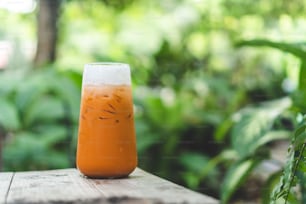 té con leche y helado en café, cubra con crema de leche de burbujas de perla blanca, refresco en vasos, proceso de té de Taiwán o China por mezcla y agitado, relájese en el restaurante