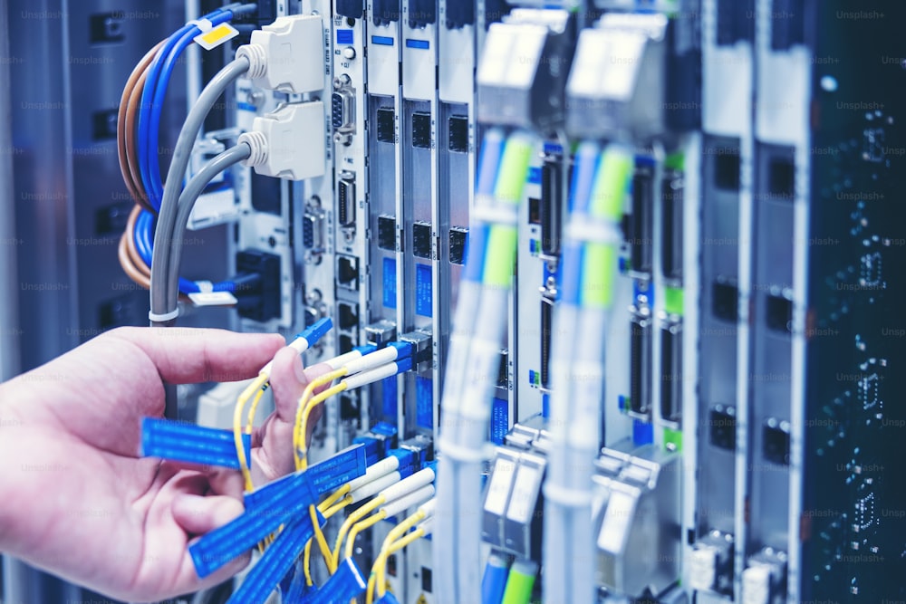 Techniker mit digitalem Tablet im Serverraum, Reparaturkarten-Mainboard überprüft den Status der Netzwerkverbindung