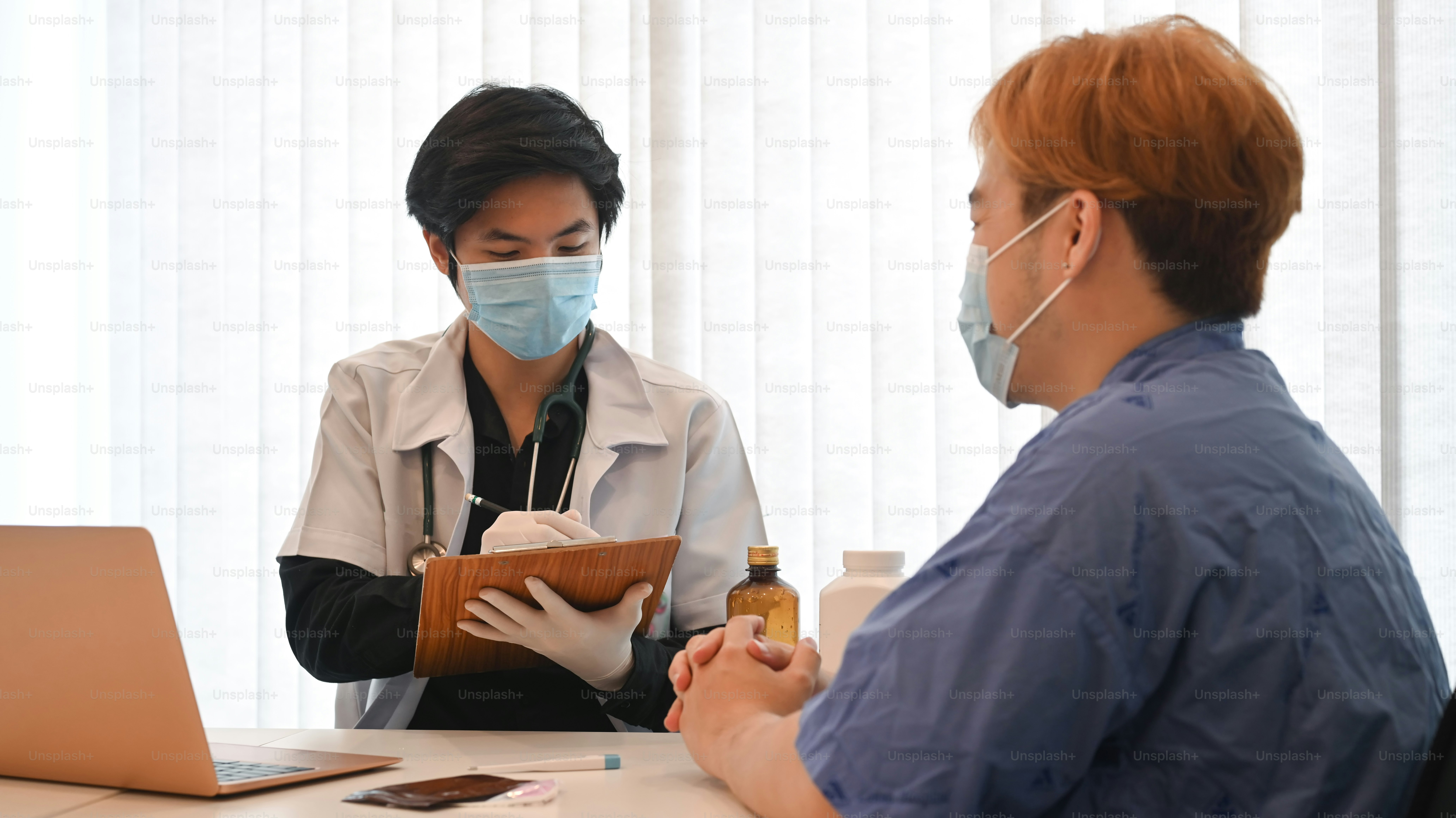 Arzt, der jungen Mann im Krankenhaus berät.
