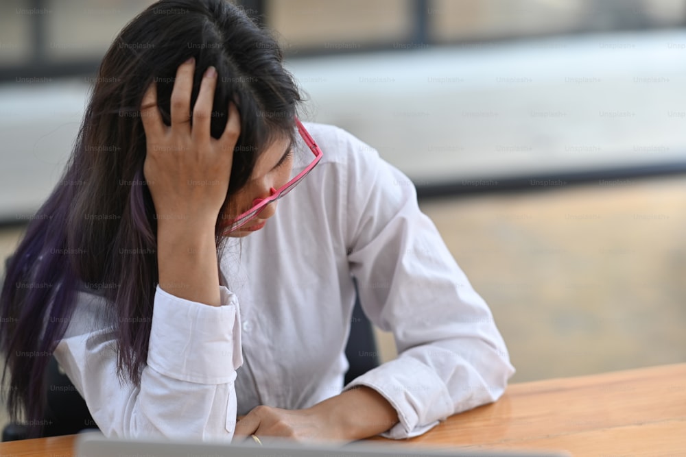若いアジアの女性は、うつ病の問題に疲れて退屈を感じています。