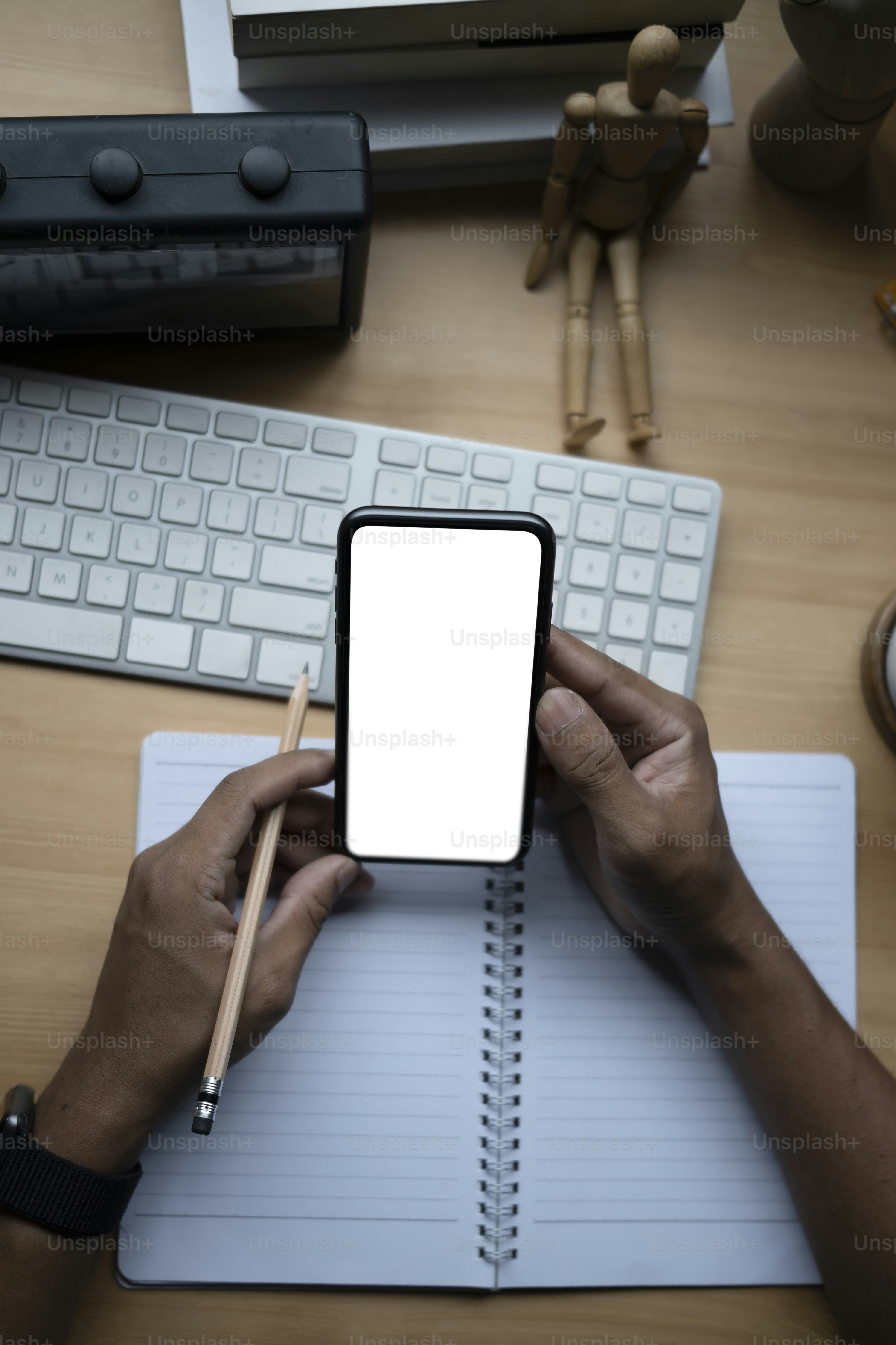 Gros plan sur l’homme à l’aide d’un téléphone intelligent au bureau.