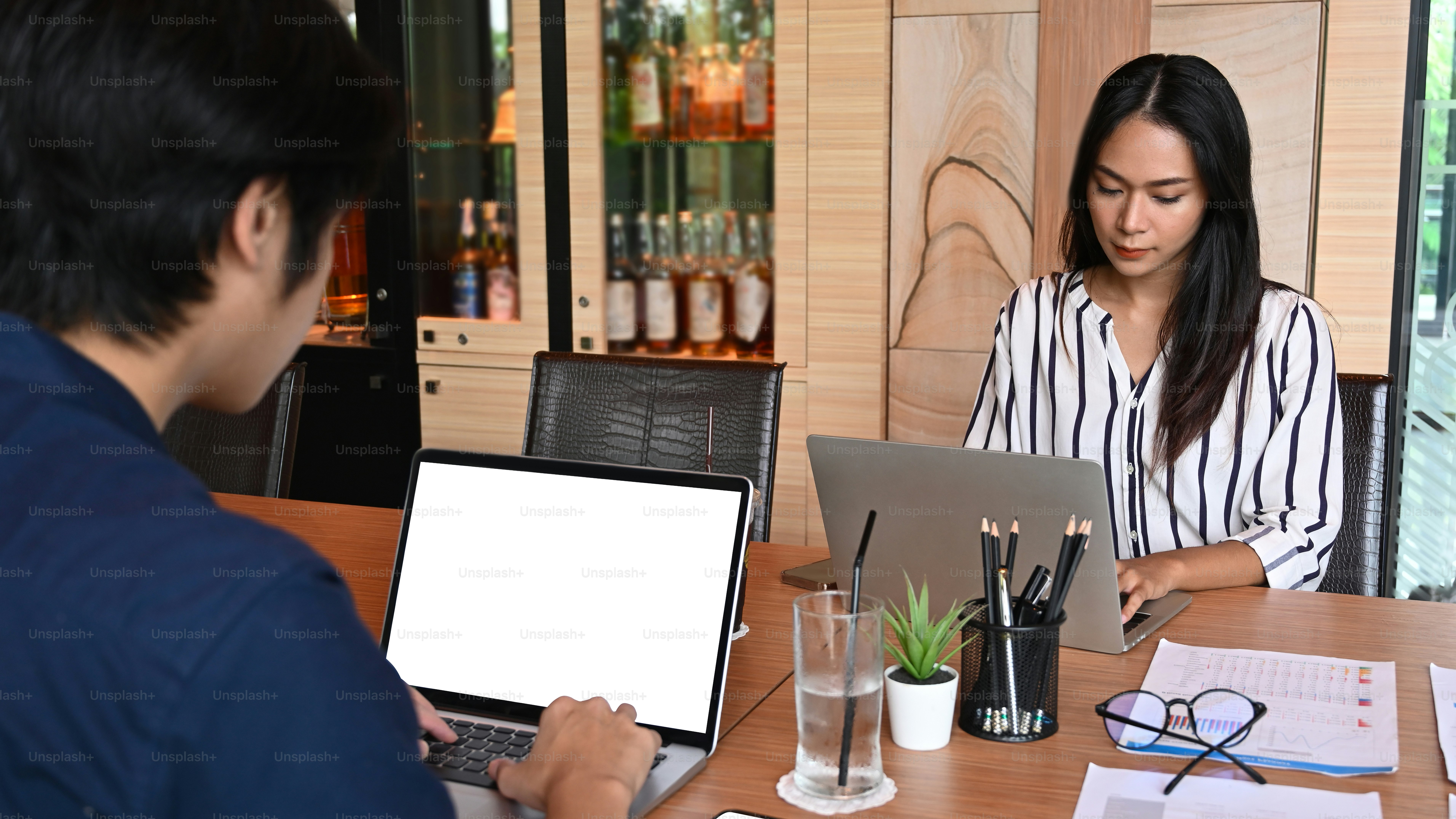 Gruppe junger Geschäftsleute, die gemeinsam im Büro an einem neuen Projekt arbeiten.