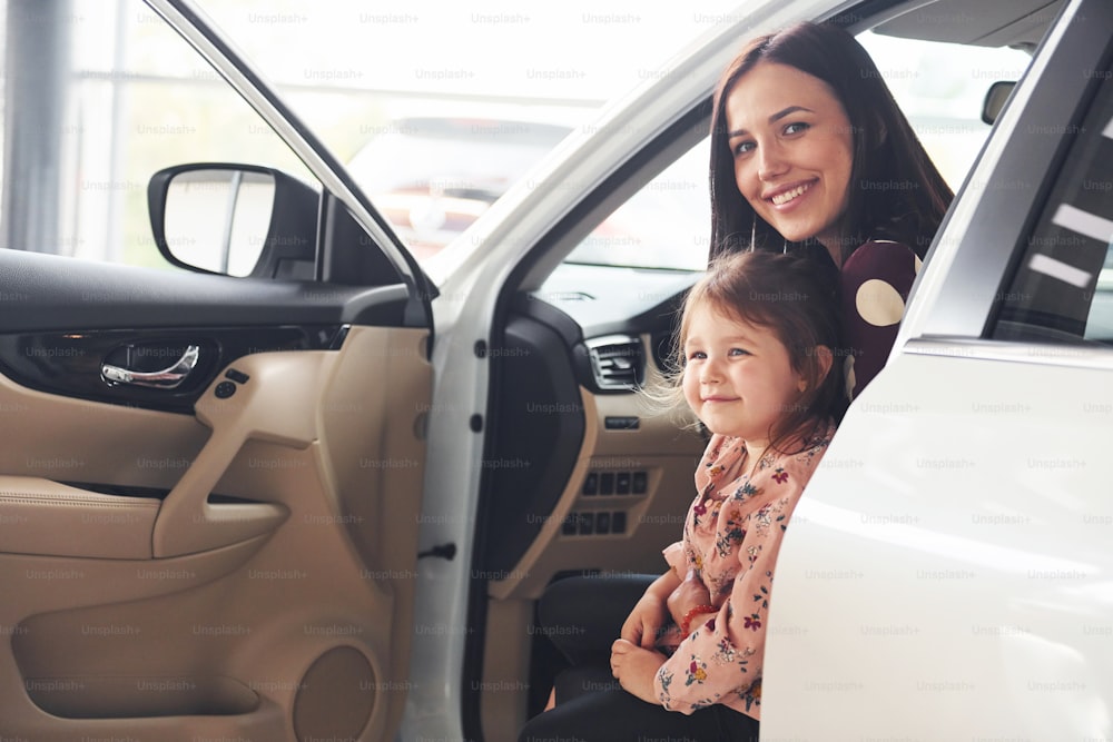 Mutter mit ihrer Tochter im modernen Automobil zusammen.