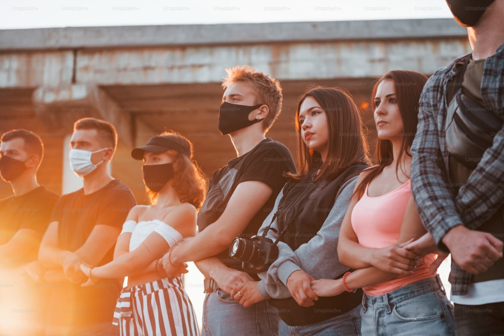 Fotógrafo con cámara. Grupo de jóvenes que protestan y que se unen. Activista por los derechos humanos o contra el gobierno.