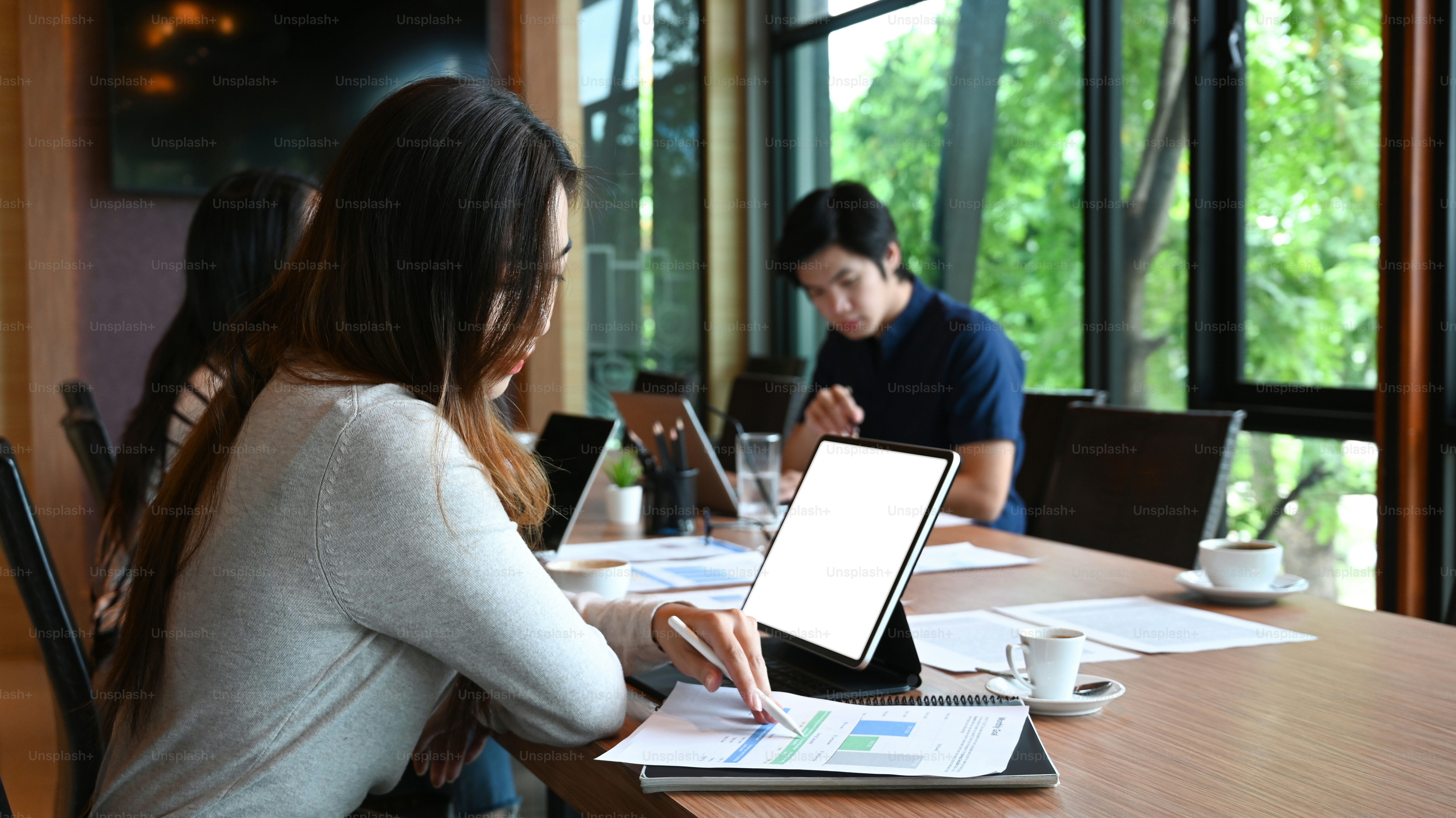 Gruppe junger Geschäftsleute, die in einem modernen Büro zusammenarbeiten.