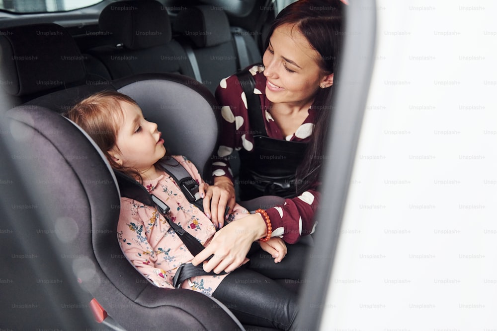 Madre con sua figlia all'interno dell'automobile moderna insieme.