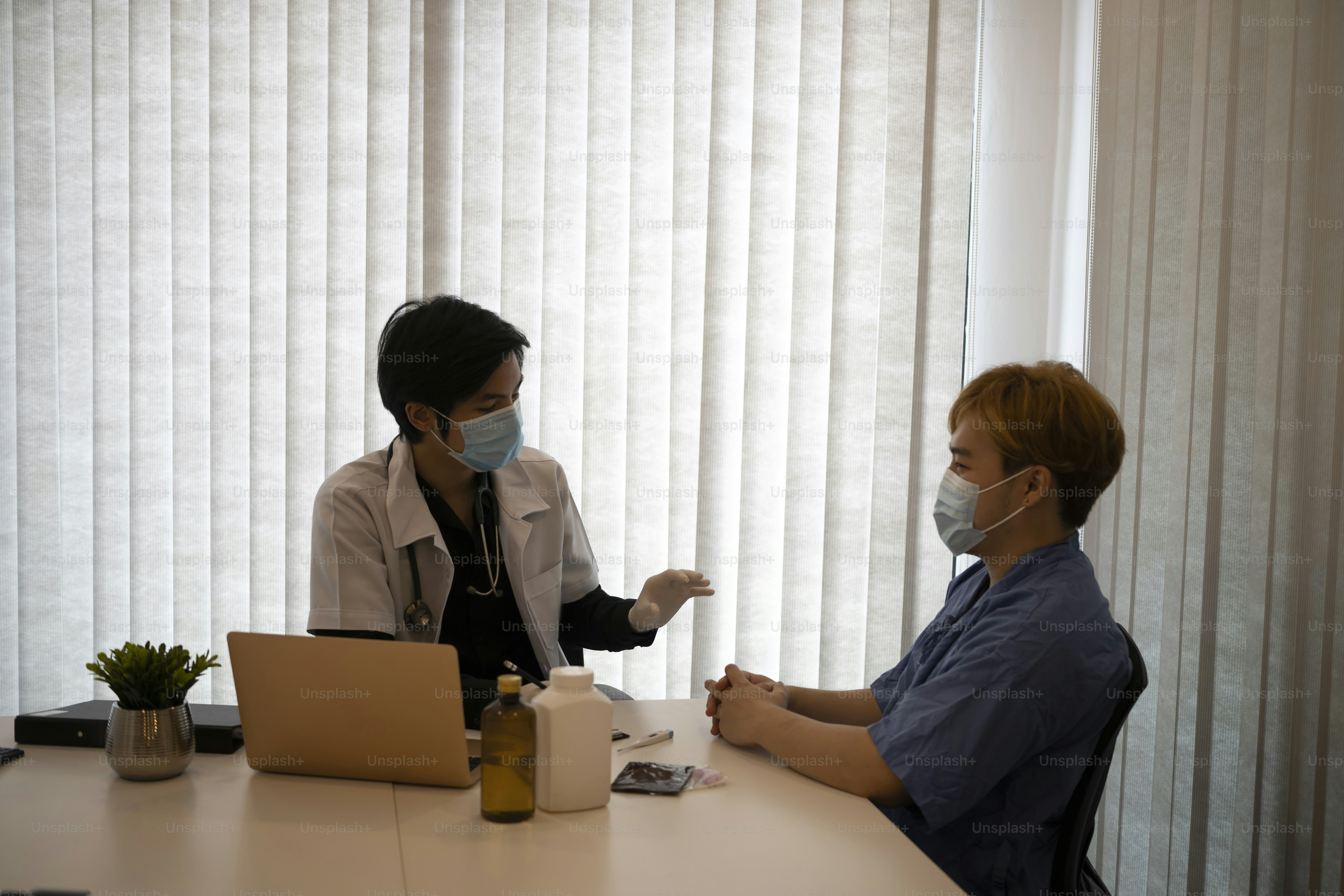 Freundlicher Arzt, der mit dem Patienten im Krankenhaus spricht und medizinische Ergebnisse erklärt.