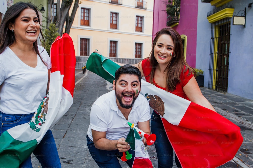 Popolo messicano con bandiere per celebrare il giorno dell'indipendenza messicana in Messico