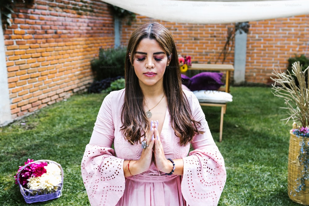 Retrato da menina latina meditando com os olhos fechados na sessão de terapia holística