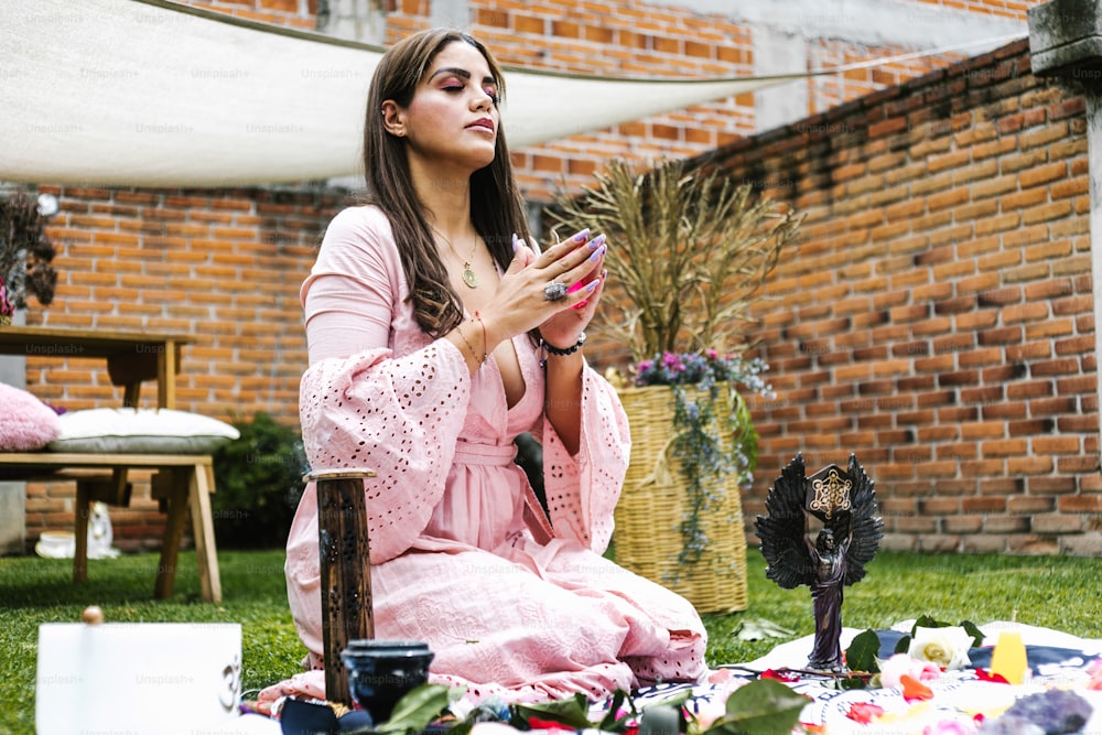 Menina latina sentada em suas pernas meditando ao ar livre em terapia holística