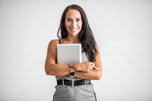 Retrato de una joven empresaria segura de sí misma sosteniendo una tableta.