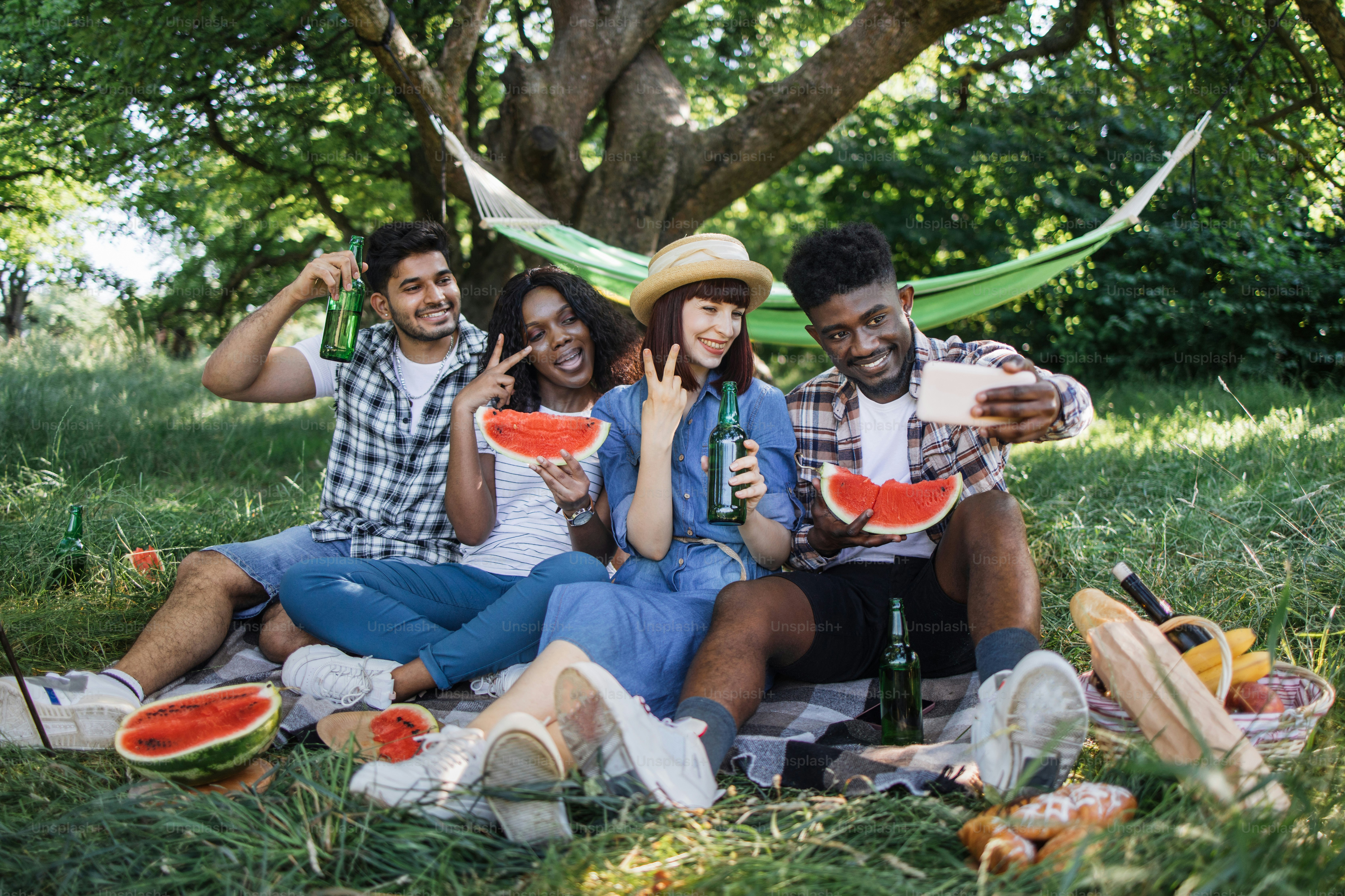Foto zum Thema Junge multirassische Menschen, die moderne Smartphones