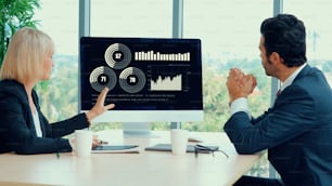 Business visuelle Datenanalyse-Technologie durch kreative Computersoftware . Konzept digitaler Daten für Marketinganalysen und Investitionsentscheidungen.