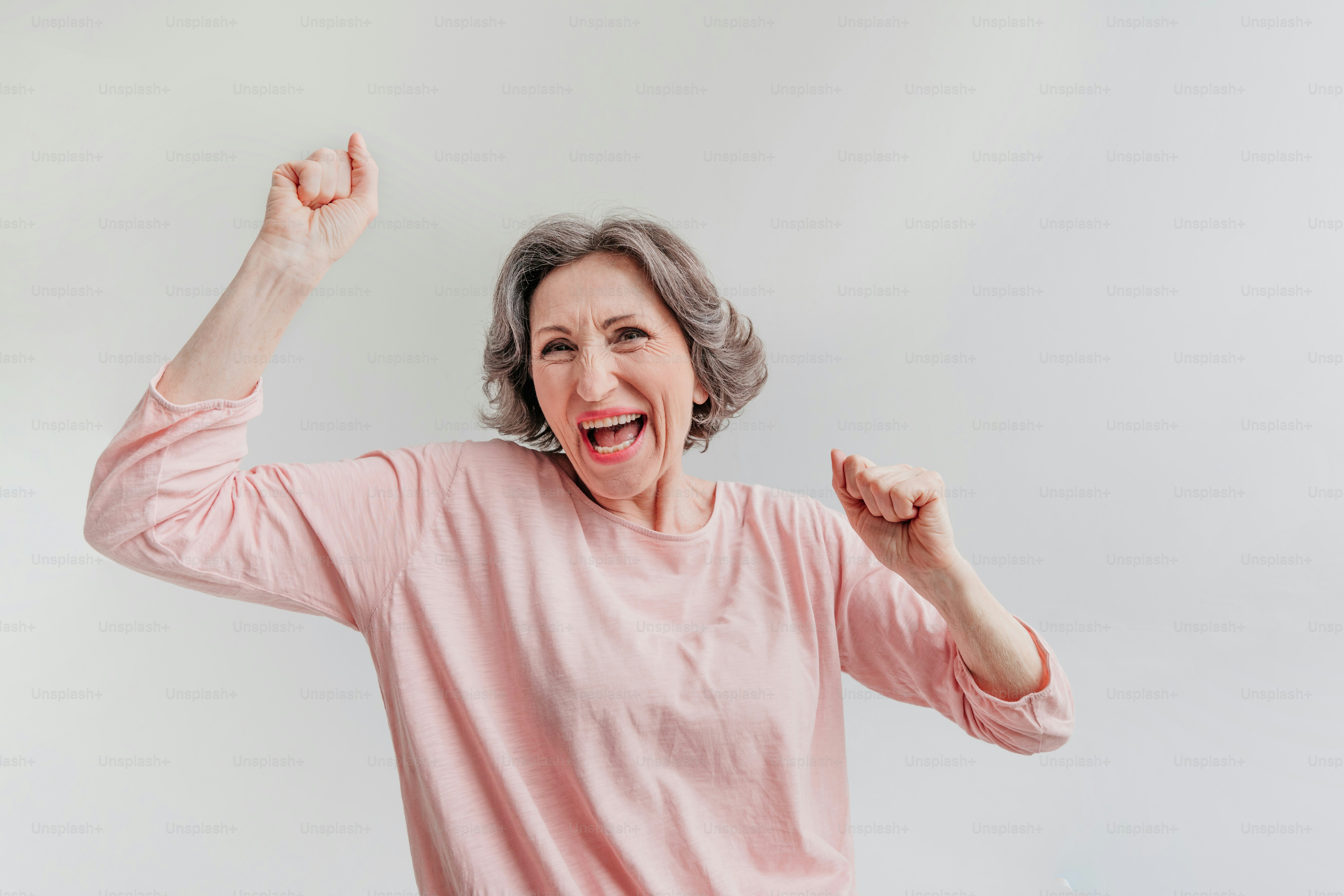 Porträt einer glücklichen, stilvollen reifen Frau auf hellgrauem Hintergrund mit leerem Platz für Text.