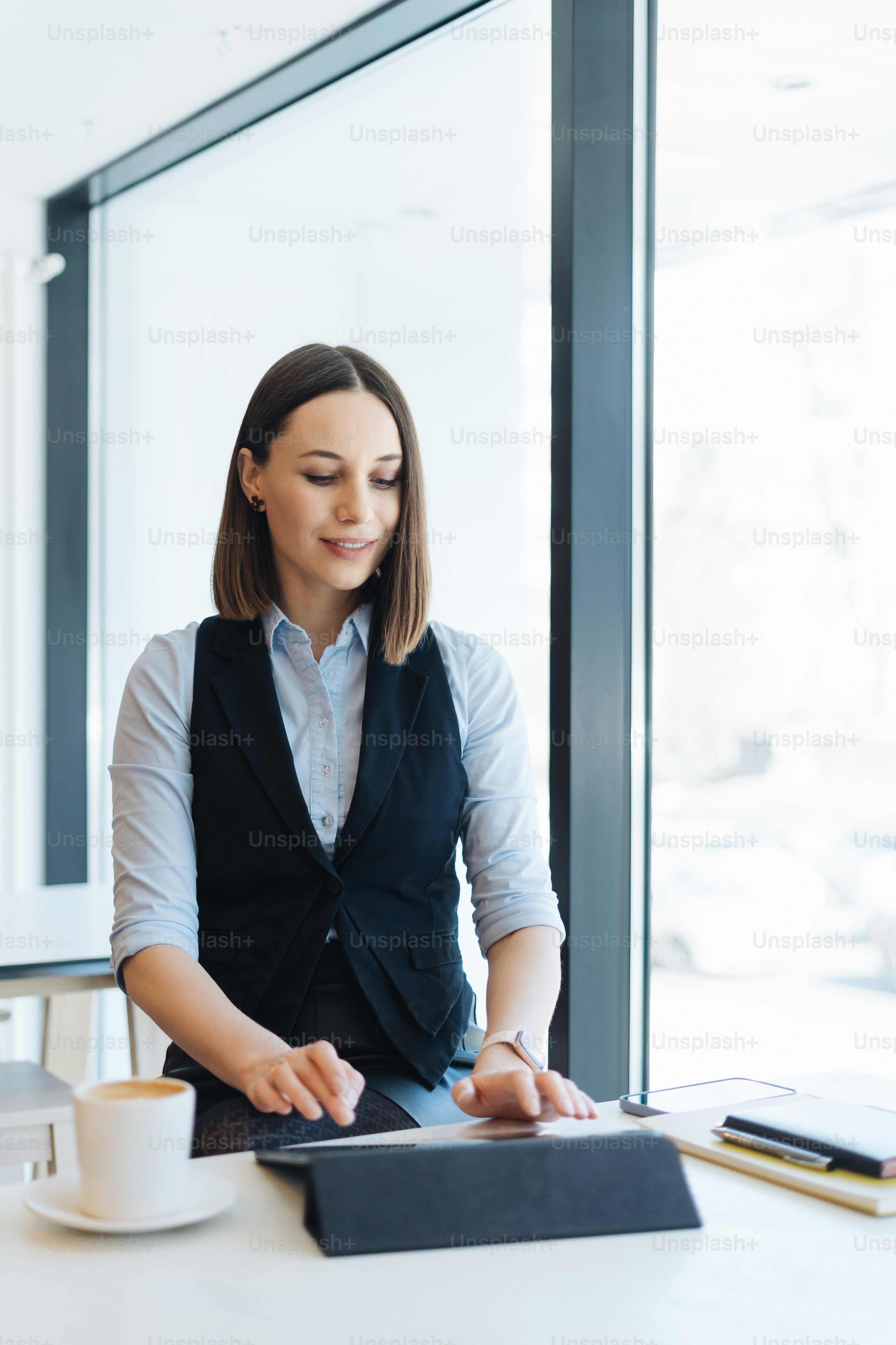 premium_photo-1661726797226-2ba40a281fbd?ixid=M3wxMjA3fDB8MXxzZWFyY2h8NXx8c2hvcCUyMG9mZmljZXxlbnwwfHx8fDE3Njg5MTY5OTl8MA\u0026ixlib=rb-4.1.0