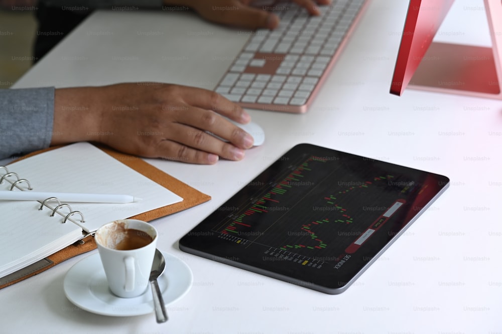 사무실 책상에서 화면에 주식 차트 데이터가 있는 디지털 태블릿.