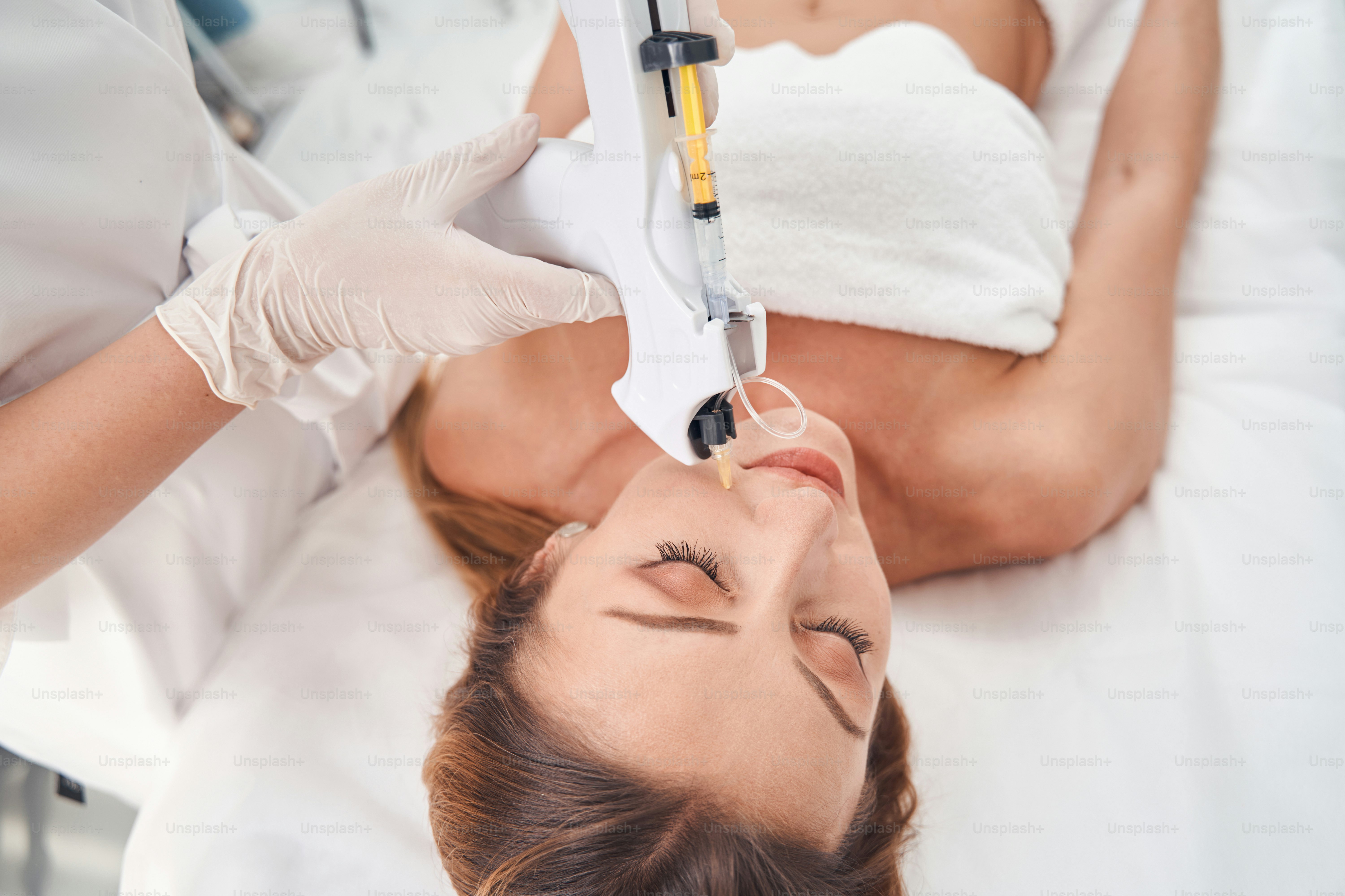 Güzellik Uzmanı Çalışırken