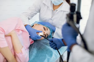 Junge Patientin liegt auf der Couch in einer modernen Klinik und hat eine gastroskopische Untersuchung des Magens und des Verdauungstraktes