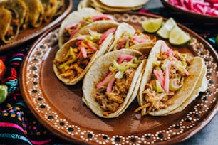 Mexikanische Tacos mit Zitrone und Salsa, traditionelles mexikanisches Essen in Mexiko-Stadt