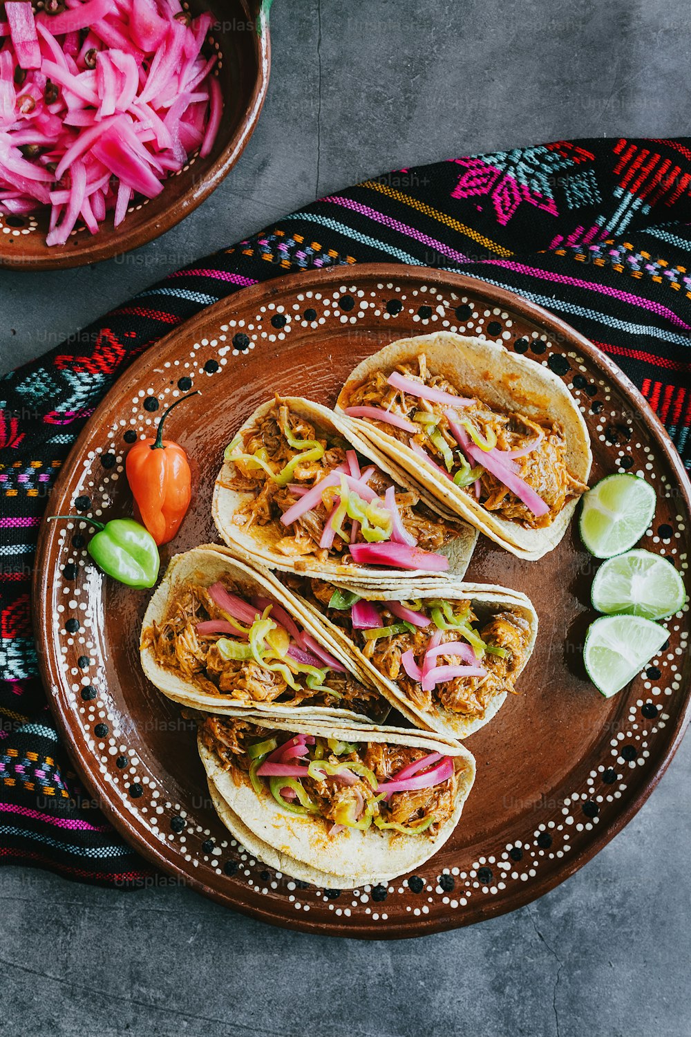 Tacos mexicanos de cochinita pibil con salsa de habanero comida tradicional en Yucatán México