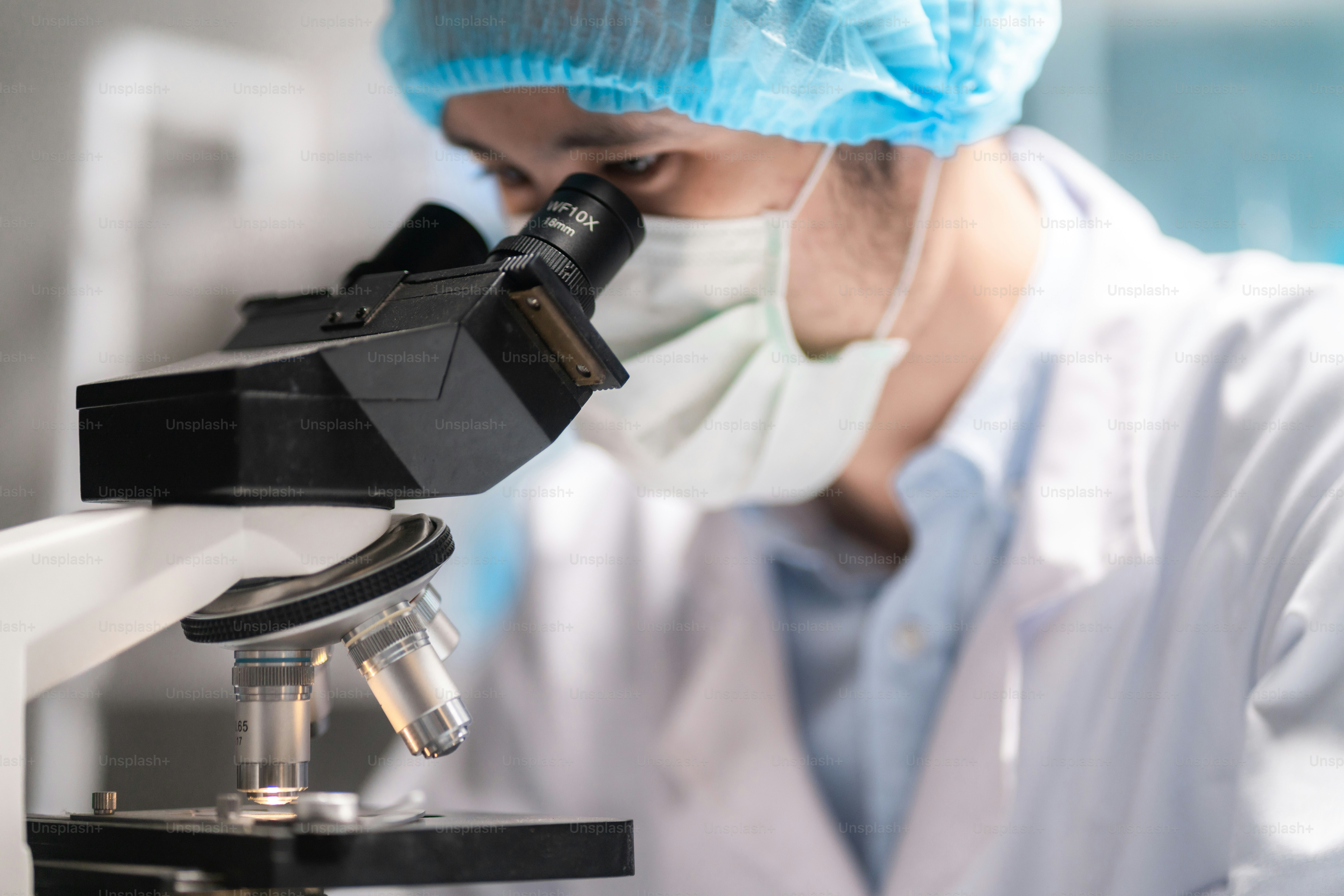 microscope dans un laboratoire de recherche médicale ou un laboratoire scientifique, étude pour la fabrication d’un vaccin pour protéger un coronavirus COVID-19