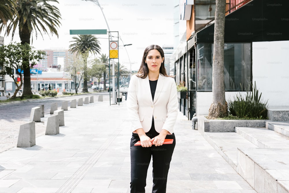 Retrato de una joven empresaria latina en la calle en América Latina