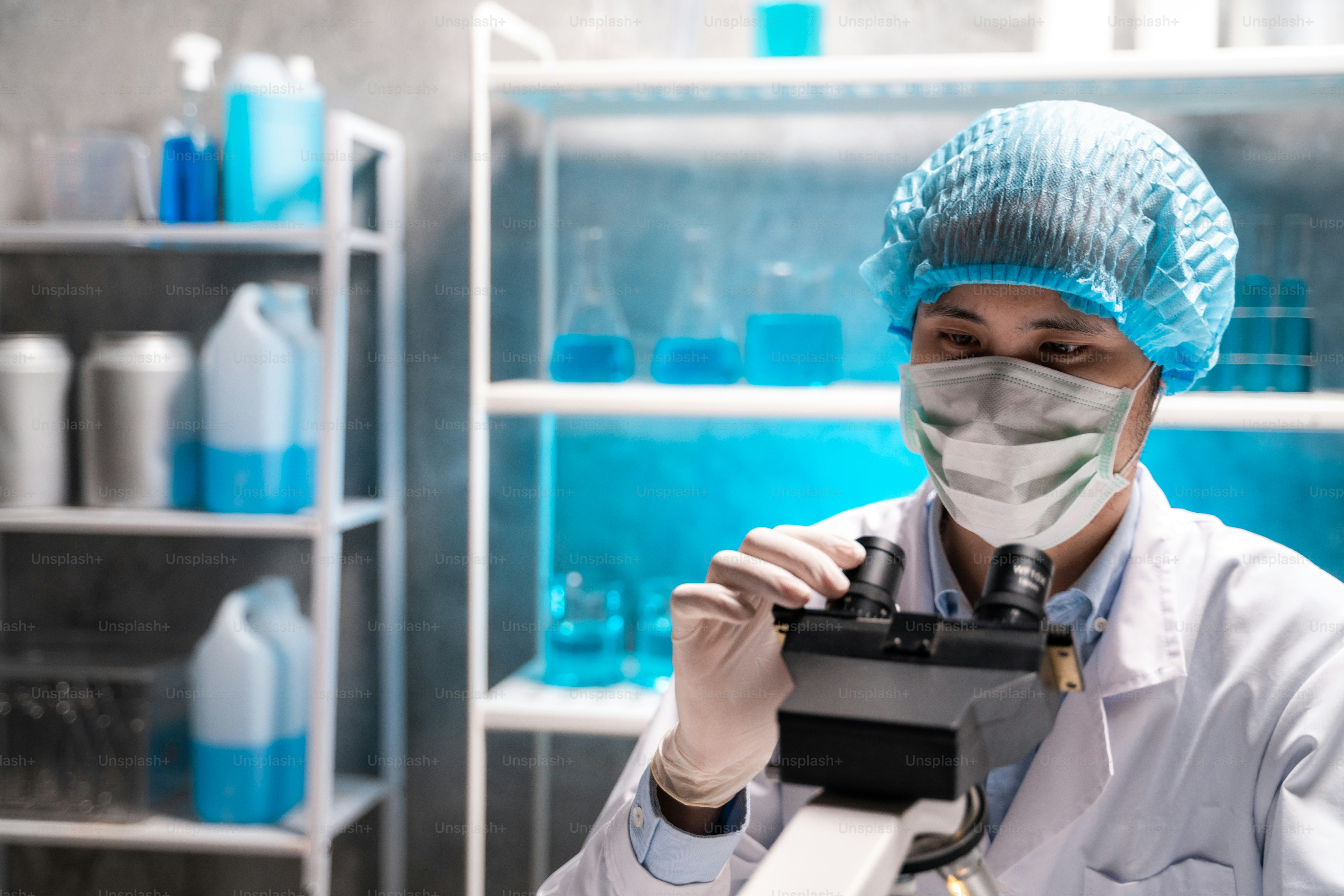 scientifique regardant à travers la lentille d’un microscope scientifique en laboratoire, scientifique faisant de la recherche en termes de médecine, biotechnologie, biologie ou chimie, médecin analysant le travail dans un laboratoire de microbiologie médicale