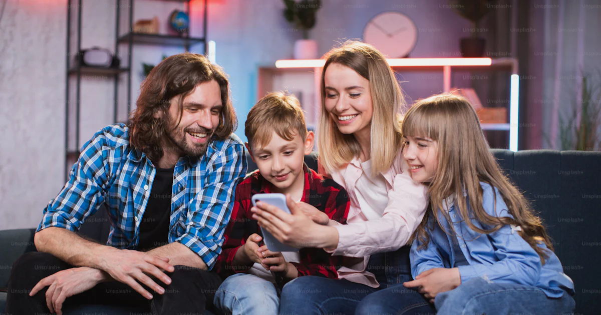 Deux Enfants Avec Leurs Parents Utilisant Un T l phone Portable Pour deux-enfants-avec-leurs-parents-utilisant-un-t-l-phone-portable-pour