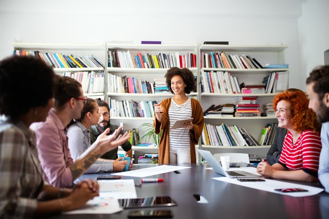 Equipo inmobiliario colombiano gestionando portafolio en Bogotá