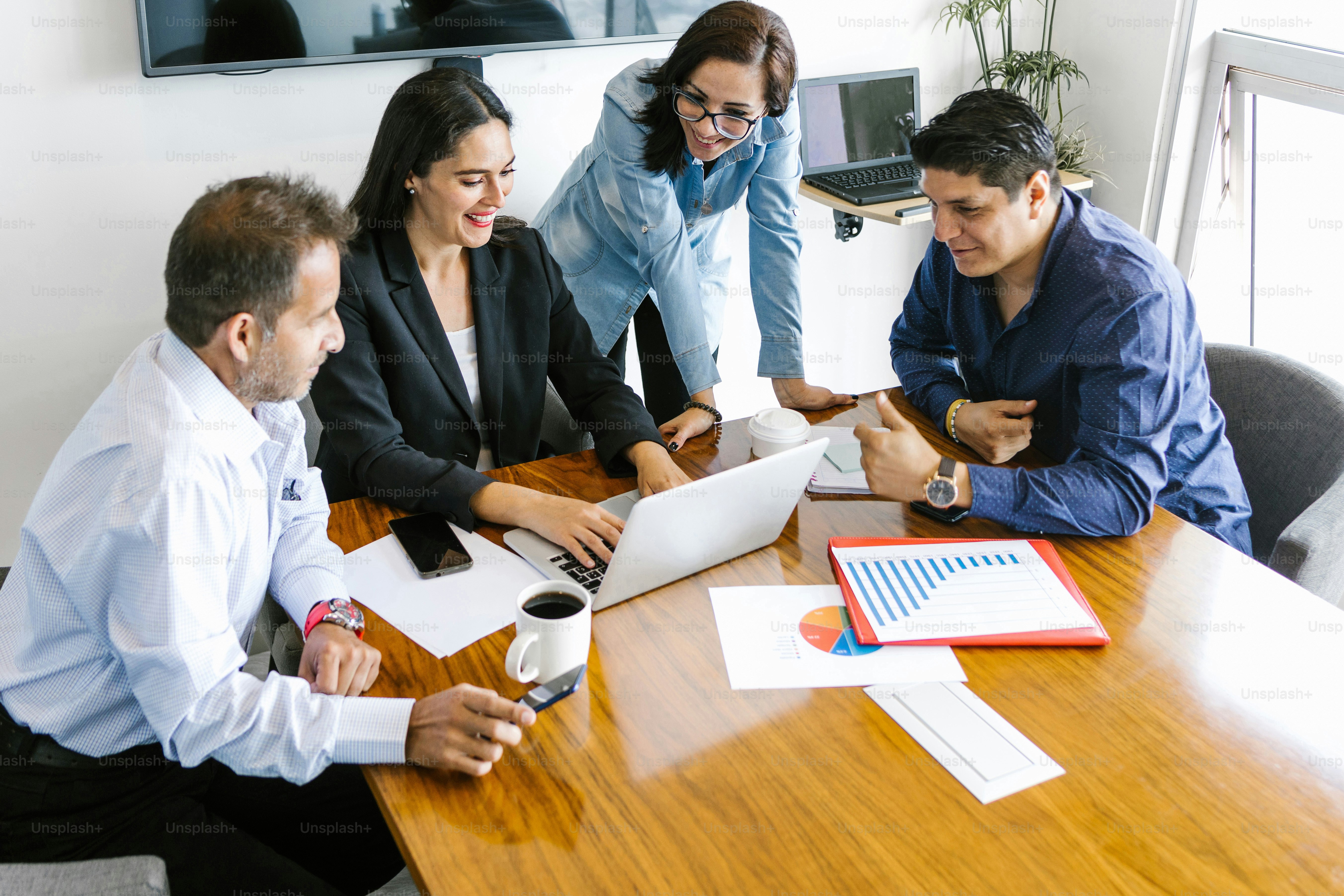 Employés de bureau latino-américains assis à travailler en ligne avec ...