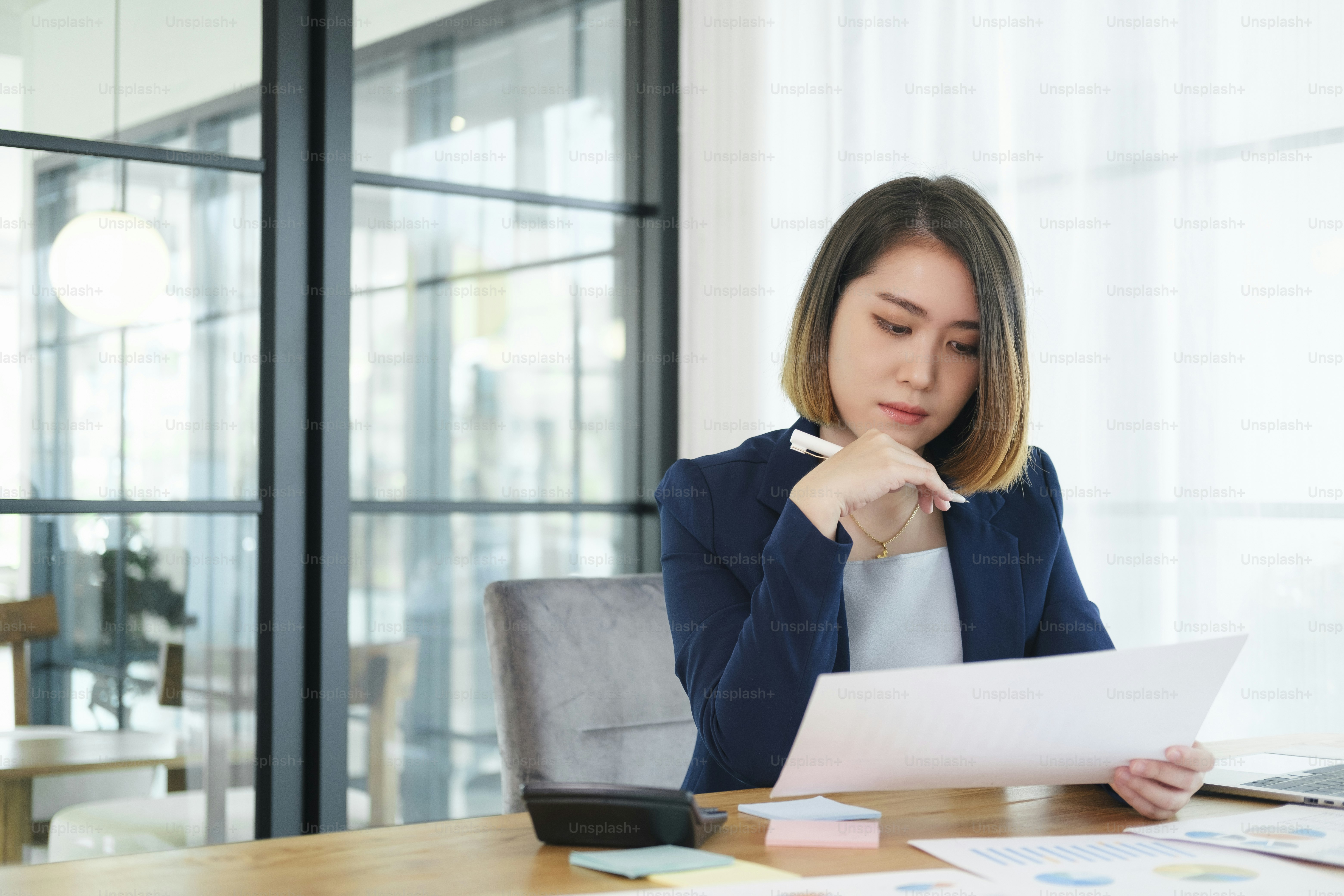 Portrait d’une belle jeune femme d’affaires entrepreneure travaillant dans un poste de travail moderne.