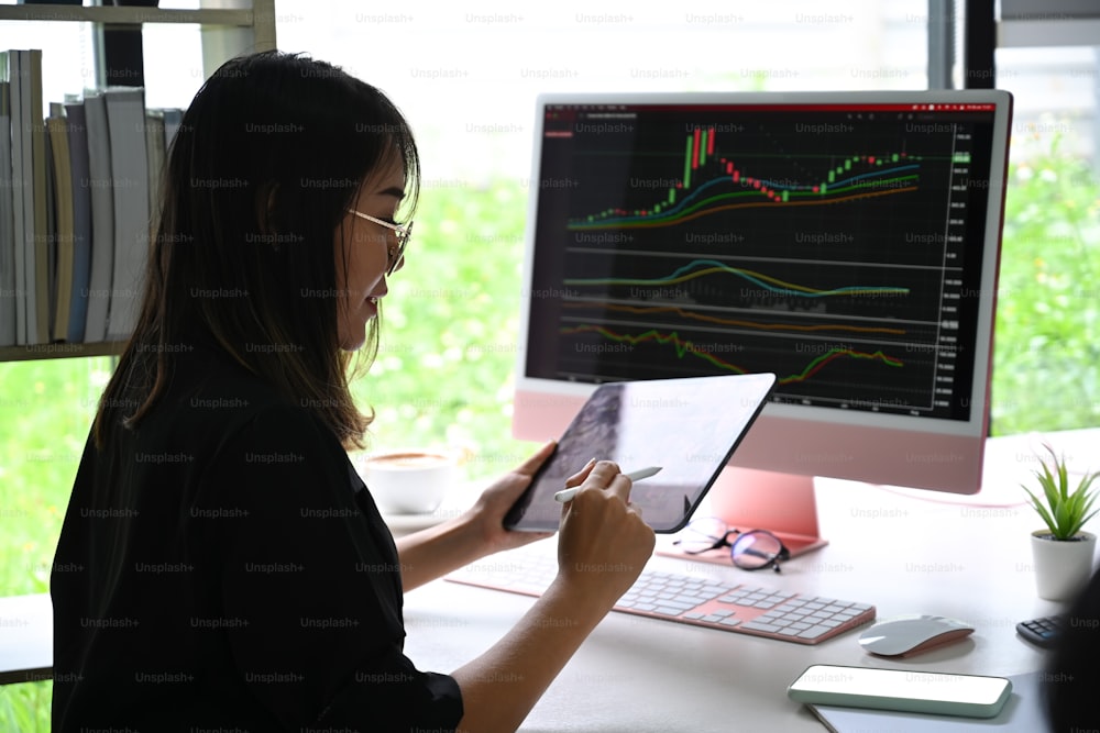 Seitenansicht Geschäftsfrau analysiert Börseninvestitionen mit digitalem Tablet.