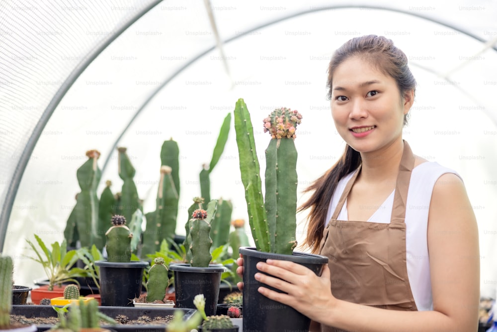 선인장 정원 가꾸기는 아시아 여성들 사이에서 인기있는 취미입니다.