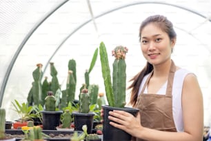 Kaktusgartenarbeit ist ein beliebter Zeitvertreib unter asiatischen Frauen.
