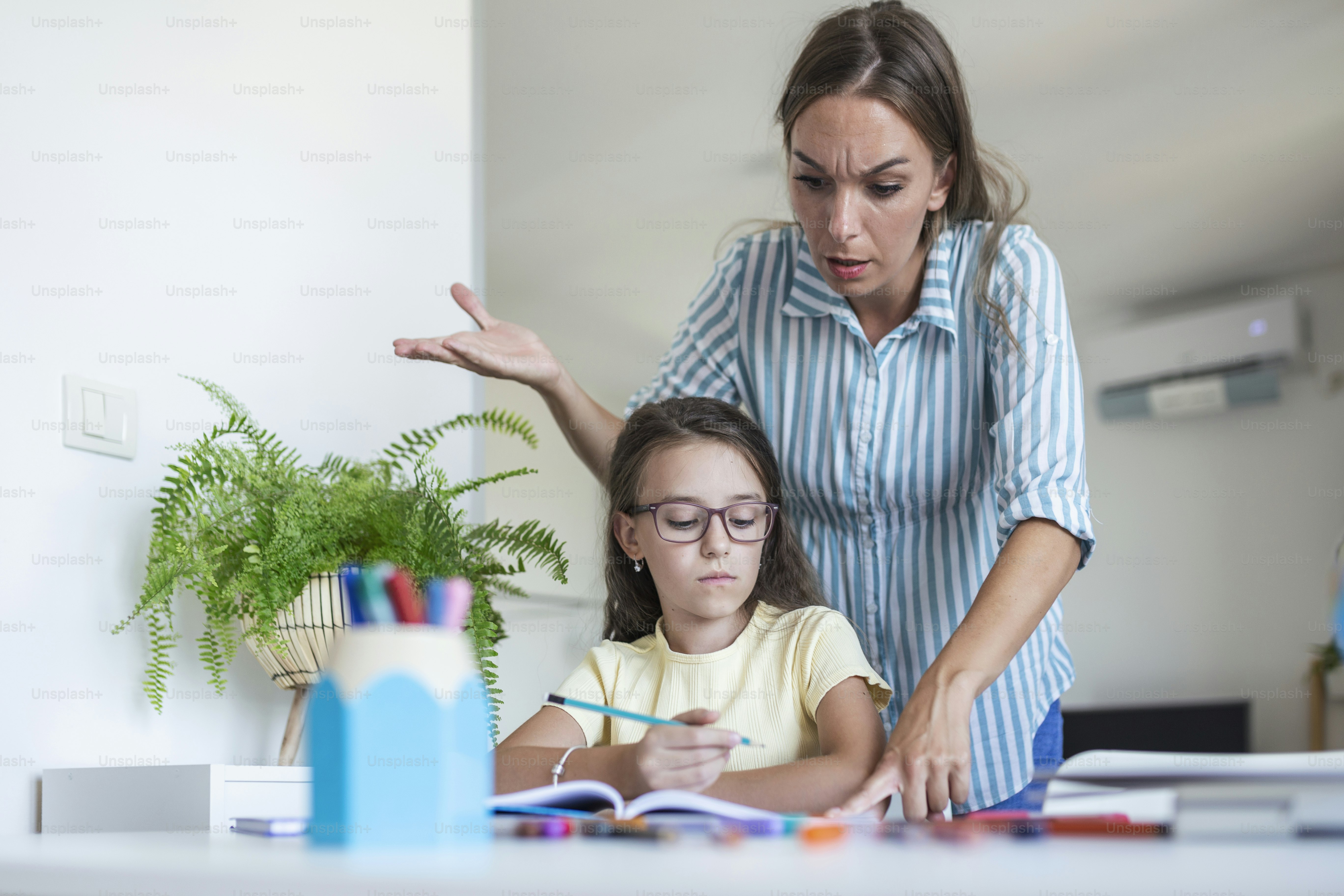 Ibu dan anak yang stres frustrasi karena kegagalan pekerjaan rumah, konsep masalah sekolah. Gadis kecil yang sedih berpaling dari ibu, tidak ingin mengerjakan pekerjaan rumah yang membosankan