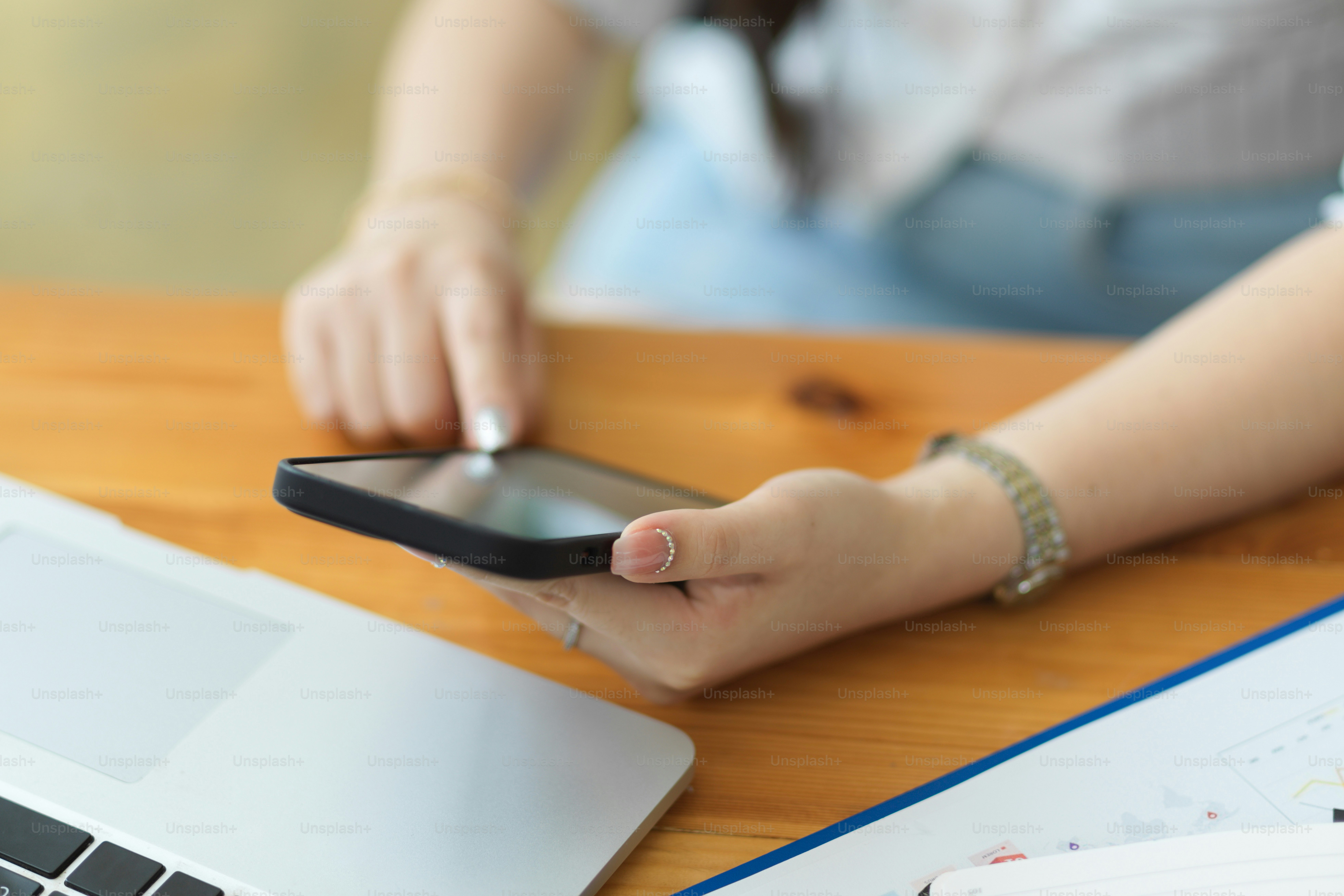 クローズアップ、スマートフォン、モバイルアプリケーション、配達の注文、テキストメッセージを送信する若い女性