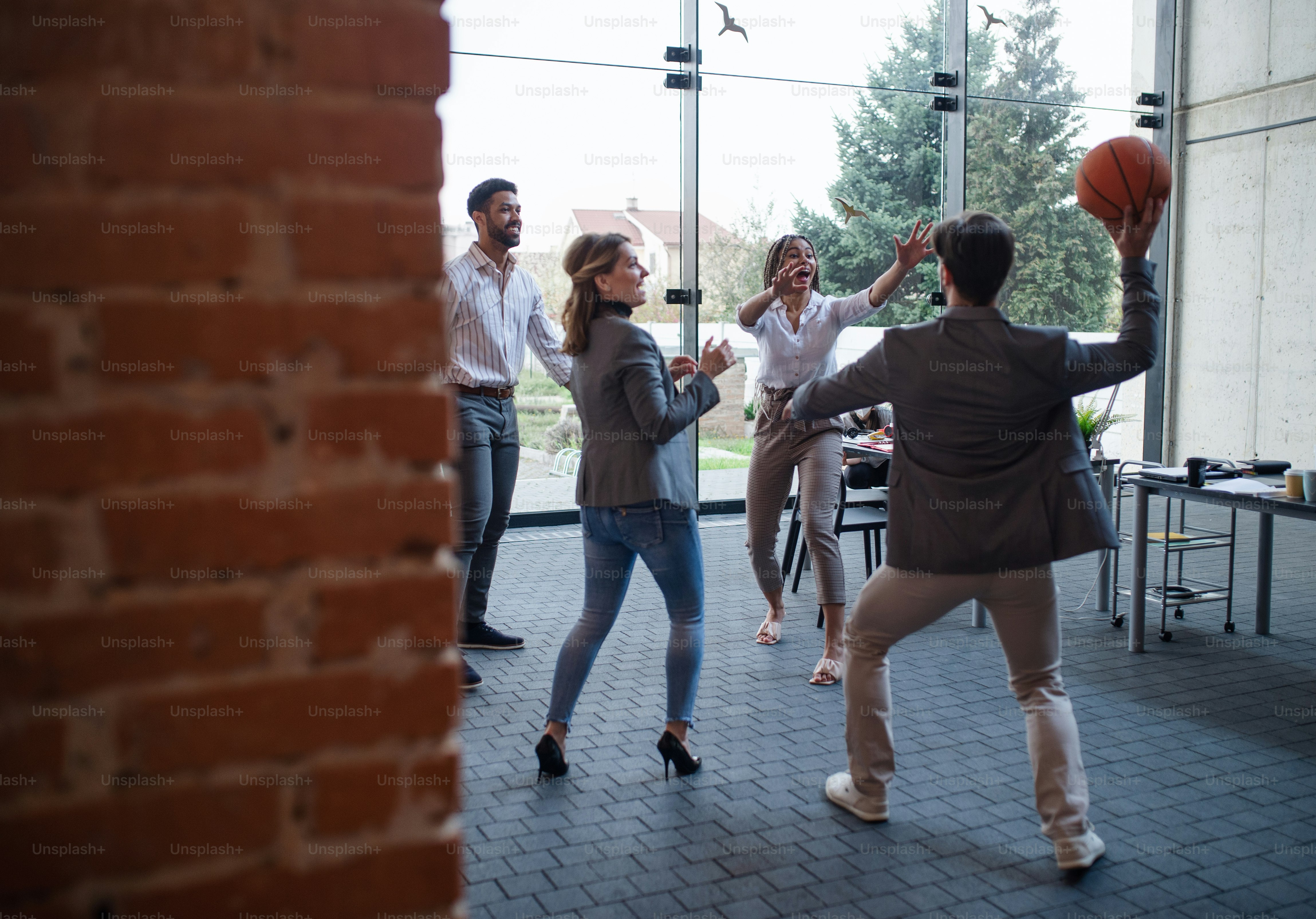 Un groupe de jeunes hommes d'affaires joyeux jouant au basketball au  bureau, prenant un concept de pause. photo – Image de Bureau sur Unsplash, image size:3000x2095