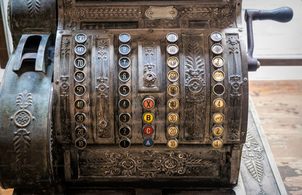 Caixa registadora de bronze vintage numa loja antiga. Liquidação de caixa com clientes para compras e contabilidade. Práticas comerciais antiquadas e tradicionais