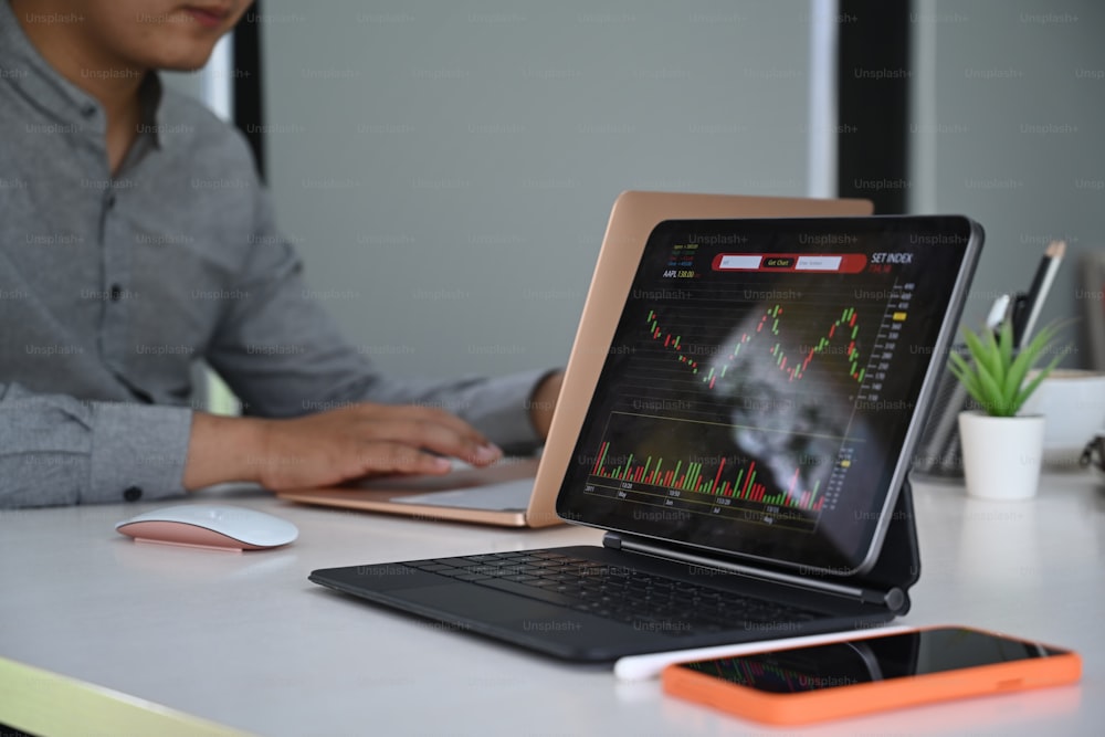 Tablet de computador com aplicação do mercado de ações na tela.